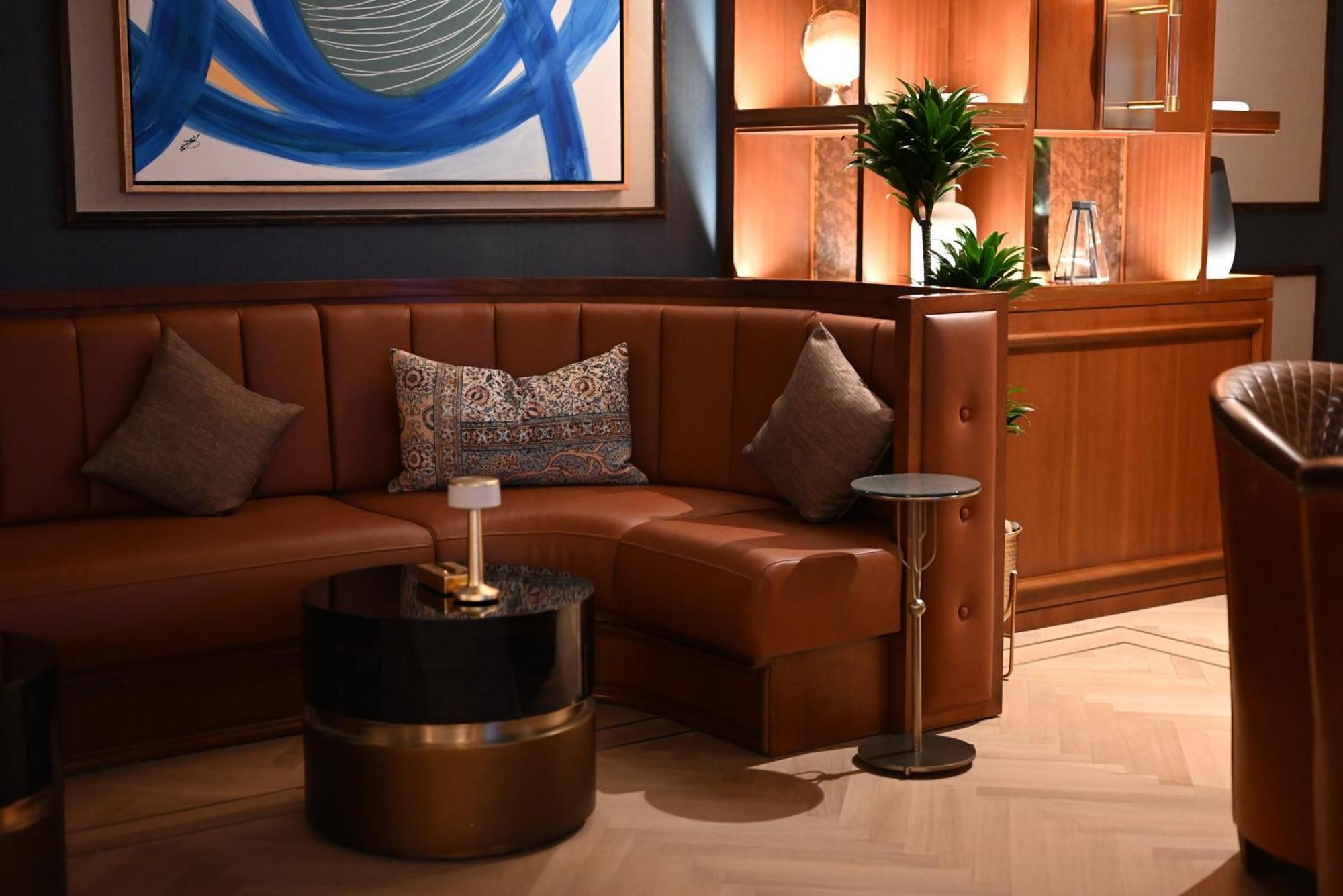 Mansard Riyadh, A Radisson Collection Hotel Exterior photo A leather sofa
